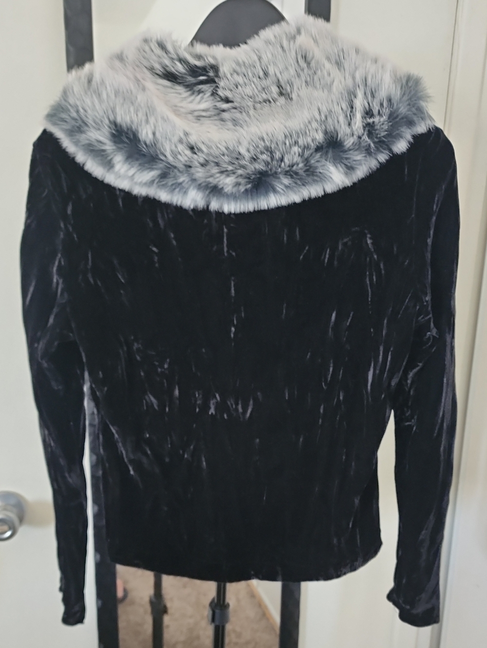Vintage Black Velvet Women's Jacket with Faux Fur Collar - Picture 6 of 11